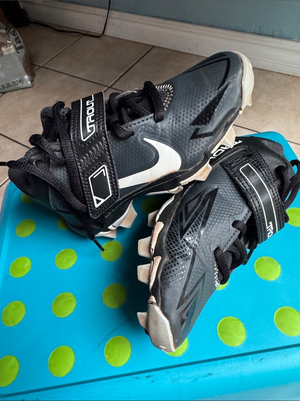 Nike Trout Kids 11C Black and White Athletic Cleats w/ Strap and Lace Up Closure